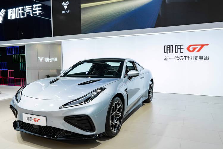 深圳46哪吒汽车在智能汽车领域的表现，领途汽车在新能源汽车市场中的影响力